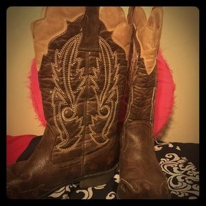 Women size 6 two tone boots